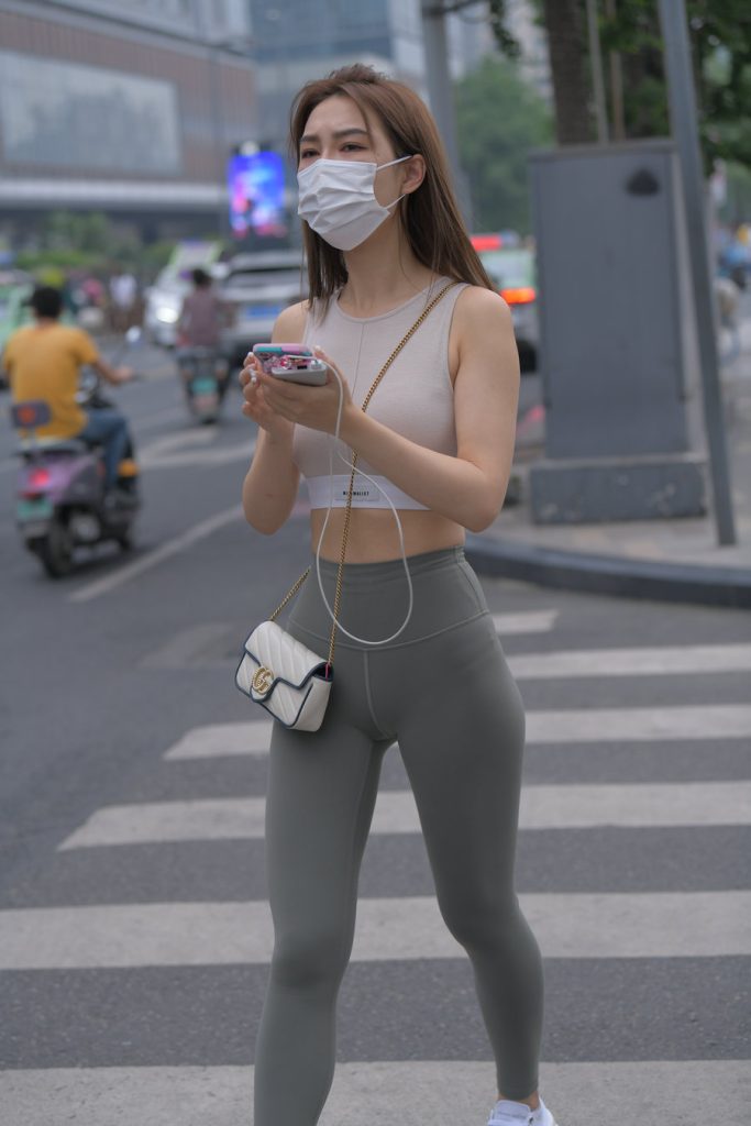 一始街拍作品 – 灰绿色瑜伽裤美女 [835P1V-27.2GB]