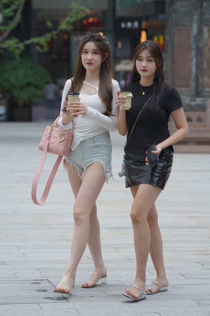 浅蓝色牛仔短裤街拍 [217P1V-2.89GB]