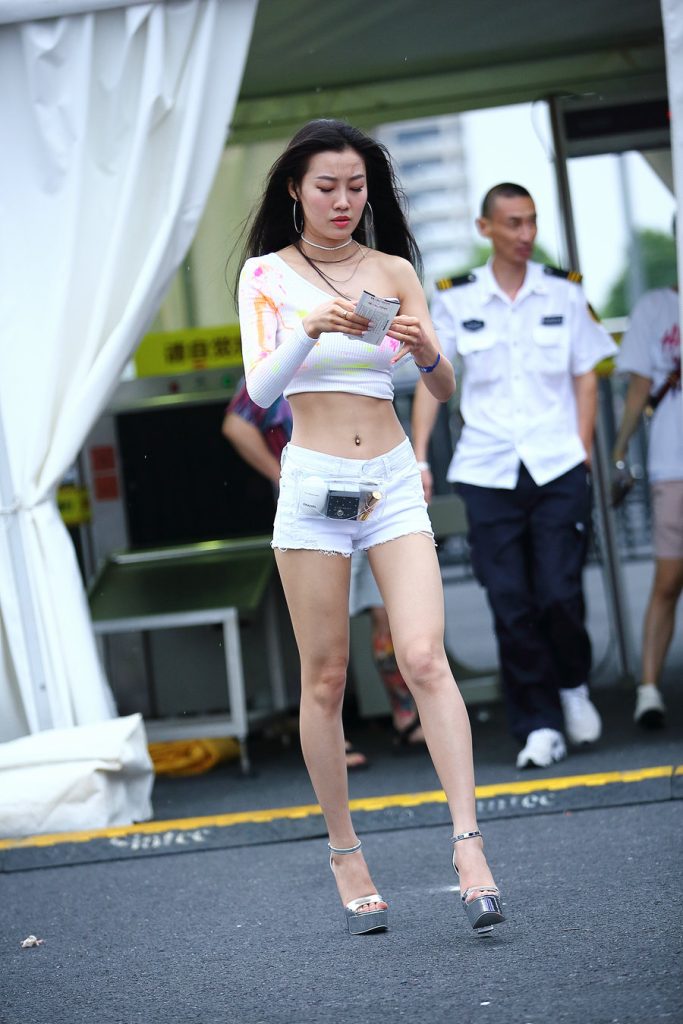 Mark街拍作品 – 白热裤长腿美女 [26P-434MB]