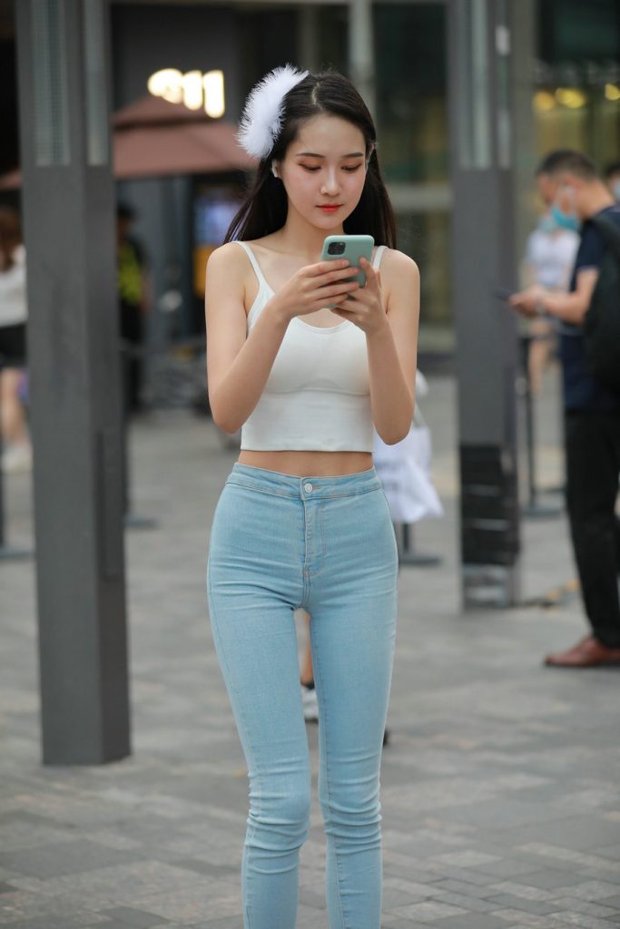 玻璃街拍作品 – 紧身牛仔裤小仙女 [98P1V-1.92GB]