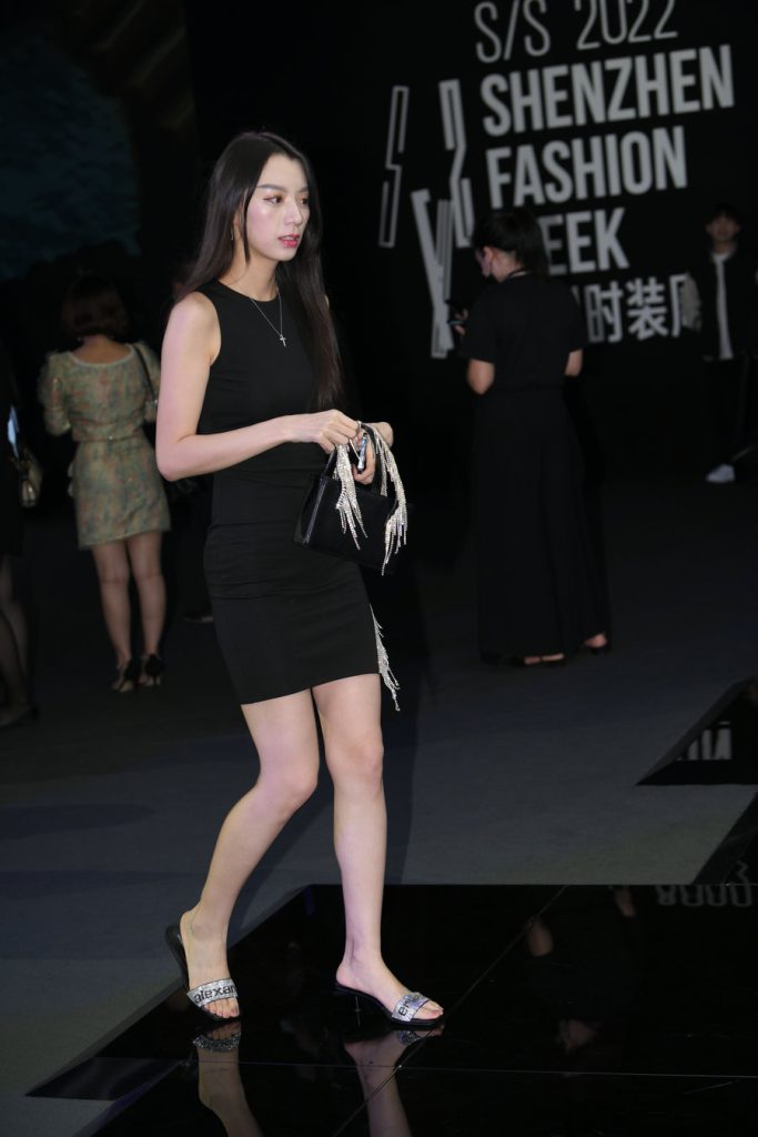 简约黑色吊带裙 [211P-4.52GB]