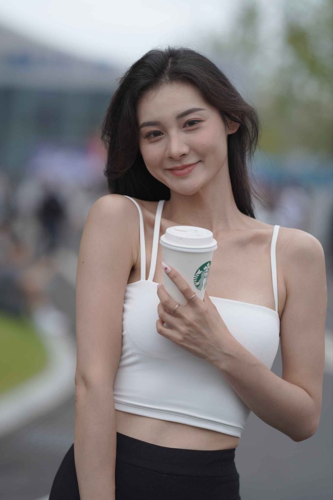 黑白搭配好身材 [30P-318MB]