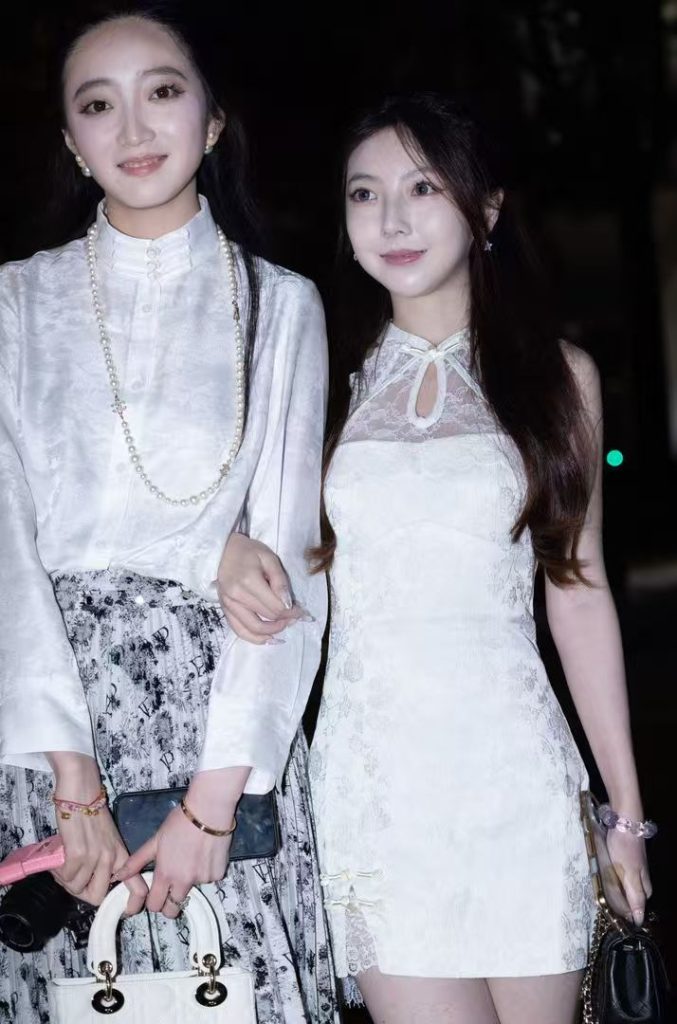 白嫩酒红色美甲凉鞋小姐姐 [129P-1.04GB]