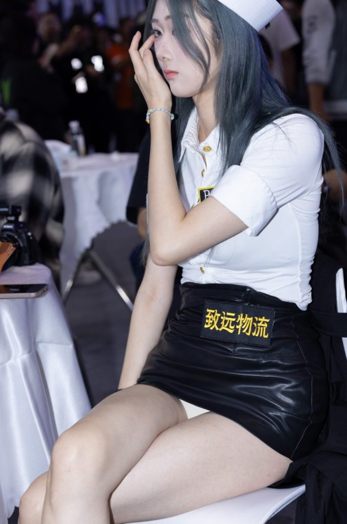 千岛酱皮裙裸足 [124P-1.00GB]